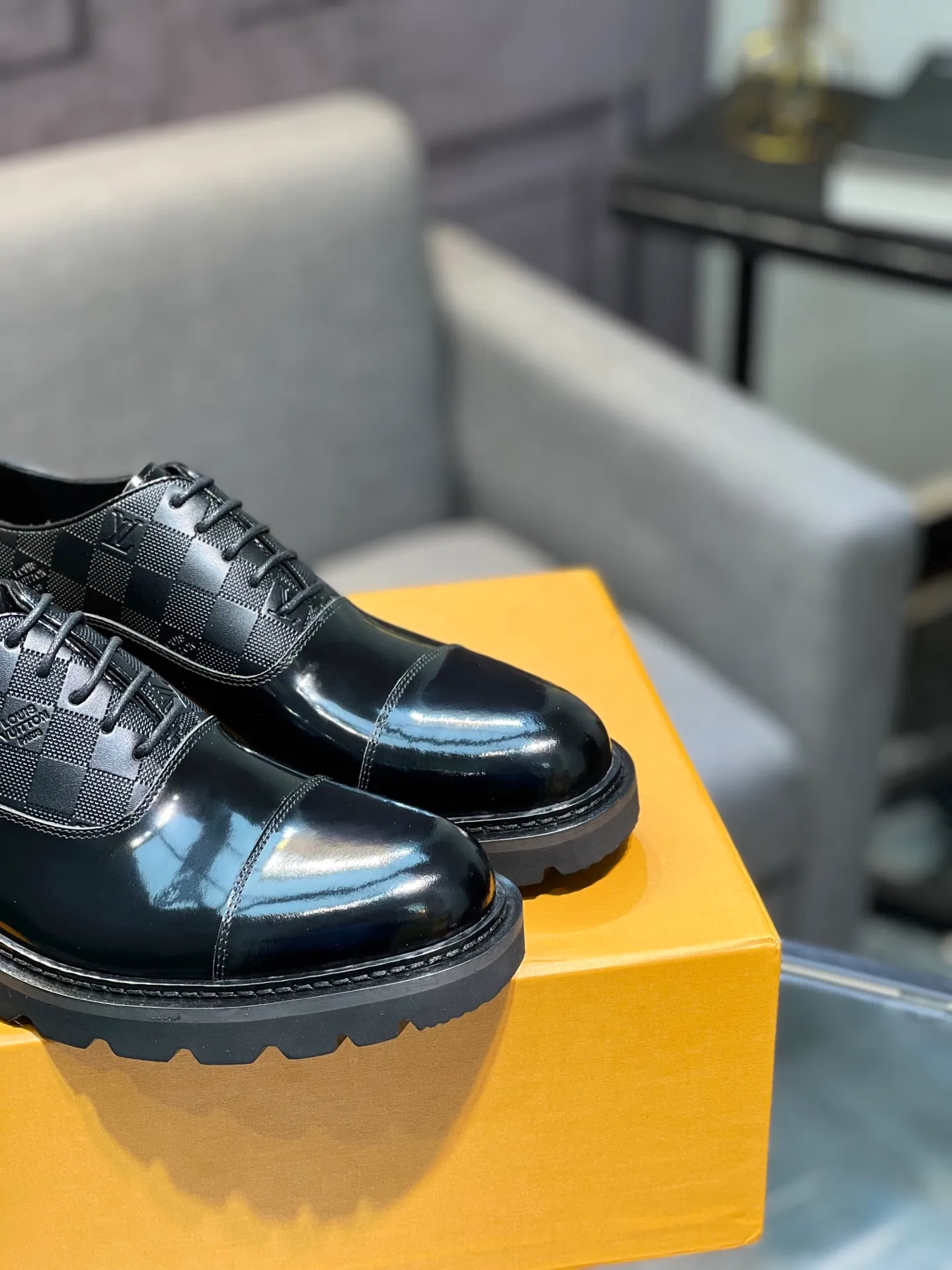 Men's shoes 💰820 [LV] - High-end quality - Upper: 🔝 tumbled cowhide, Nappa cowhide, brand logo sewn on shoe body - Lining: cowhide, foot pads; water-dyed cowhide - Outsole: TPR·rubber foam; two-color molded outsole -Super high quality control·Fine workmanship: highlighted (high-end·luxury·grade) -Size: 39-44 (38 45 can be customized)